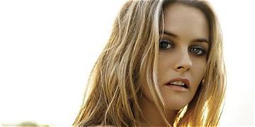 Alicia Silverstone Net Worth