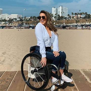 Chelsie Hill Net Worth