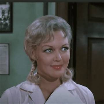 Cynthia Lynn Net Worth
