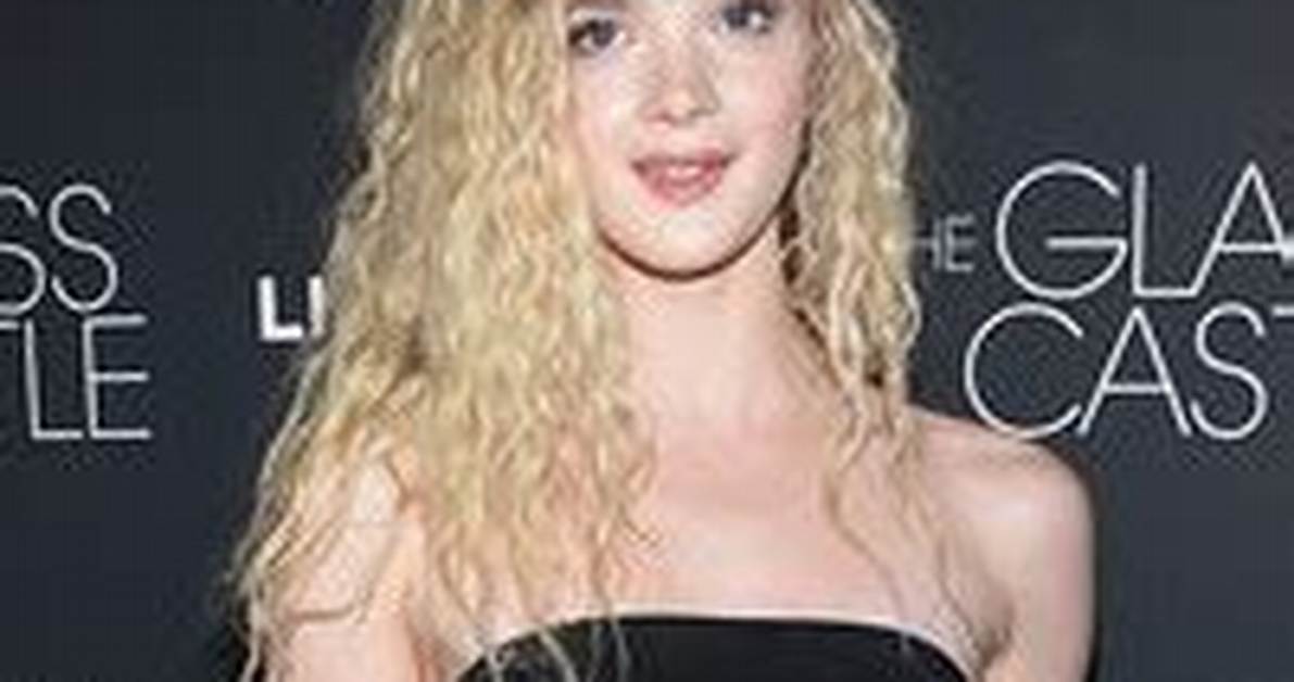Elena Kampouris Net Worth