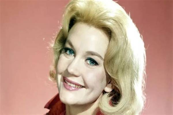 Elizabeth Macrae Net Worth