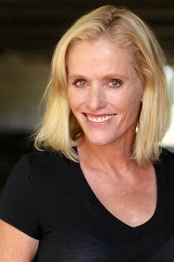 Julia Minesci Net Worth
