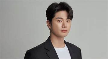 Lee Yoon-Hyung - Net Worth 2018, Bio & Wiki