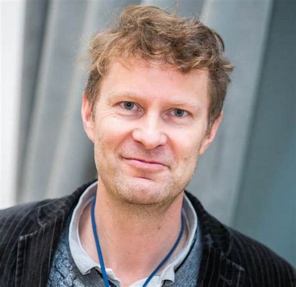 Luke Harding Net Worth