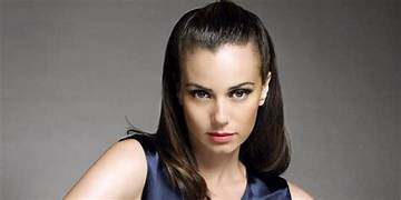 Mia Kirshner Net Worth