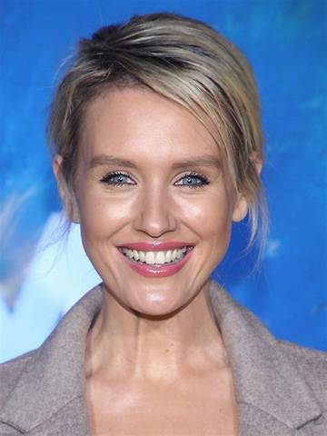 Nicky Whelan Net Worth