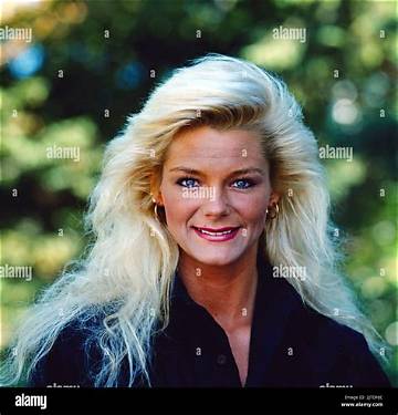 Raye Hollitt Net Worth