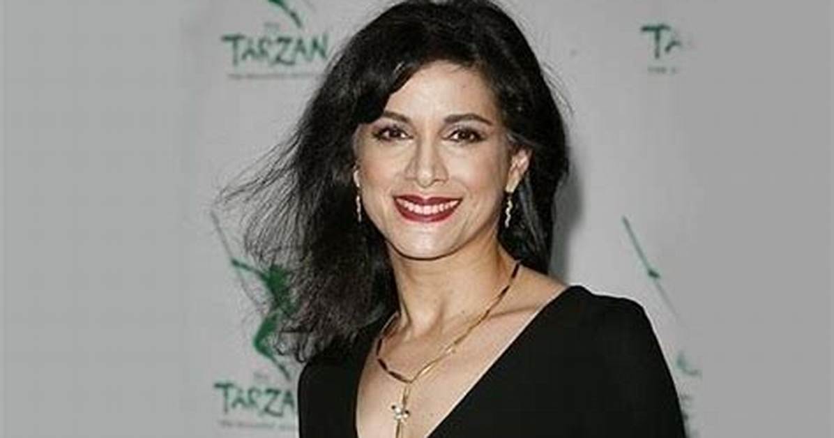 Saundra Santiago Net Worth