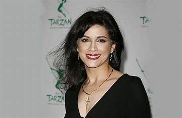 Saundra Santiago Net Worth