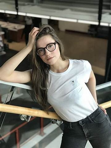 Stephanie Van Dyck Net Worth