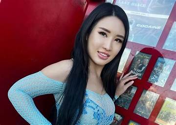 Suki Kwan Net Worth
