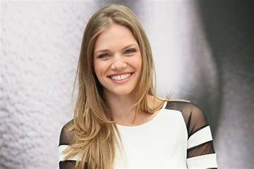 Tracy Spiridakos Net Worth